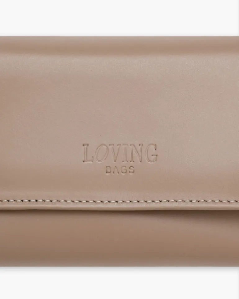Portafoglio in pelle medio con patta taupe – LOVING BAGS