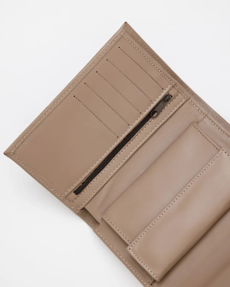 Portafoglio in pelle medio con patta taupe – LOVING BAGS